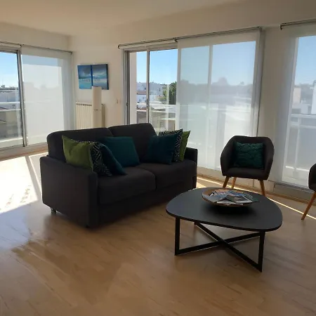 Apartment Appt 4 Pers, Centre-ville A Pieds, 300m, Apercu Mer, Tres Calme Parking Prive, Possibilite Garage Et Location Velos Electriques