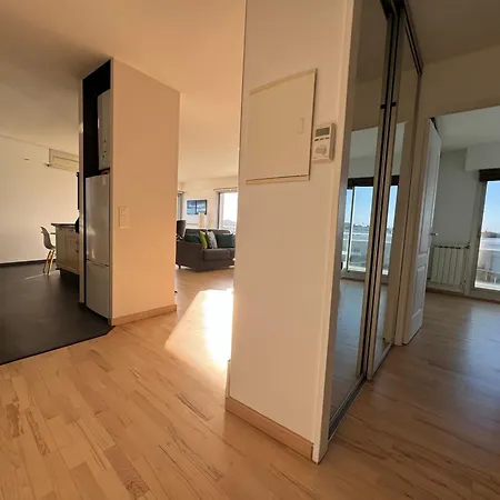 Appt 4 Pers, Centre-ville A Pieds, 300m, Apercu Mer, Tres Calme Parking Prive, Possibilite Garage Et Location Velos Electriques Royan